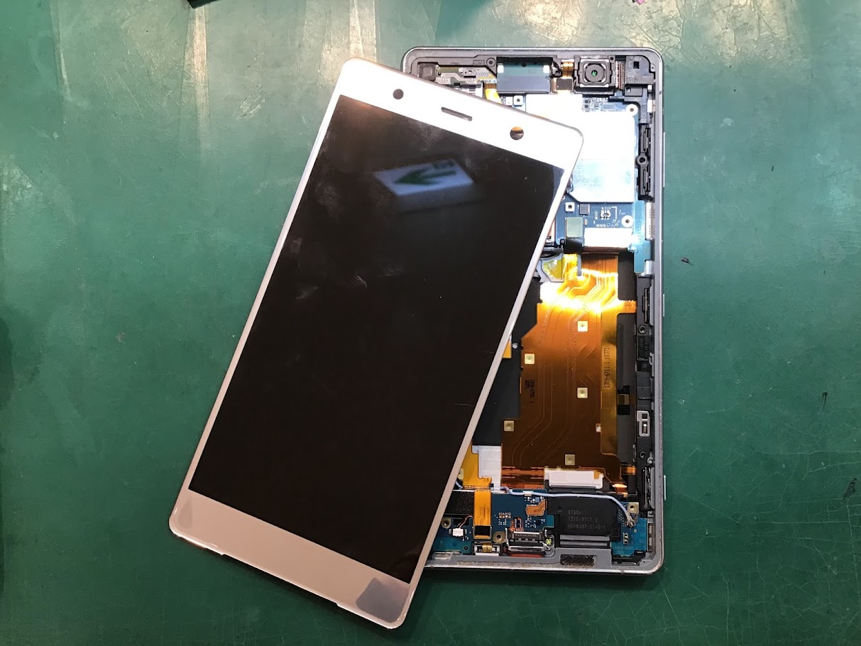 XperiaXZ2の画面交換ならデータそのまま修理可能なスマホ修理工房セレオ甲府店へ！